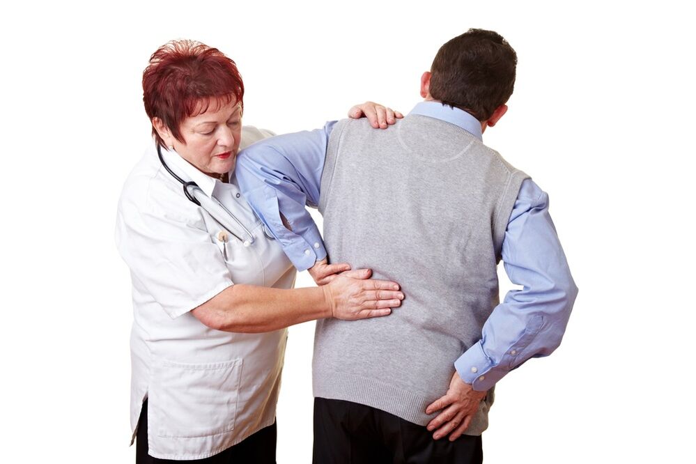 el médico examina la espalda en busca de dolor