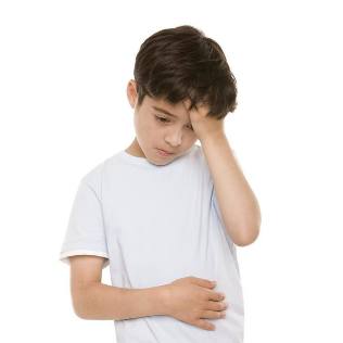 El dolor de espalda y el estómago de un niño
