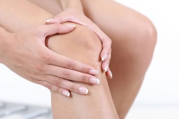 El dolor agudo ocurre con la artrosis, que limita la movilidad de la articulación de la rodilla. 