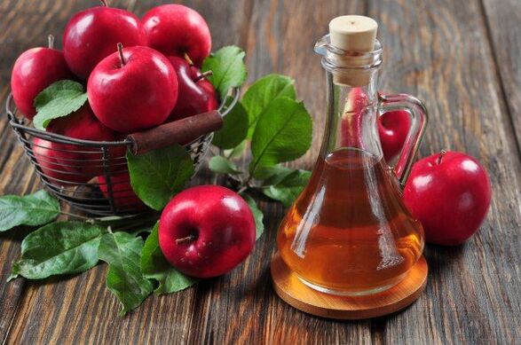 El vinagre de sidra de manzana es bueno para aliviar el dolor de la osteoartritis en una articulación de la rodilla inflamada. 
