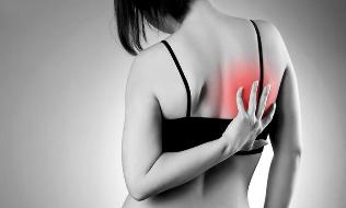 el dolor de espalda por debajo de los omóplatos causas