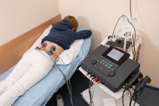 La electroforesis se prescribe a los pacientes para el tratamiento de la parte inferior de la espalda el dolor y la inflamación